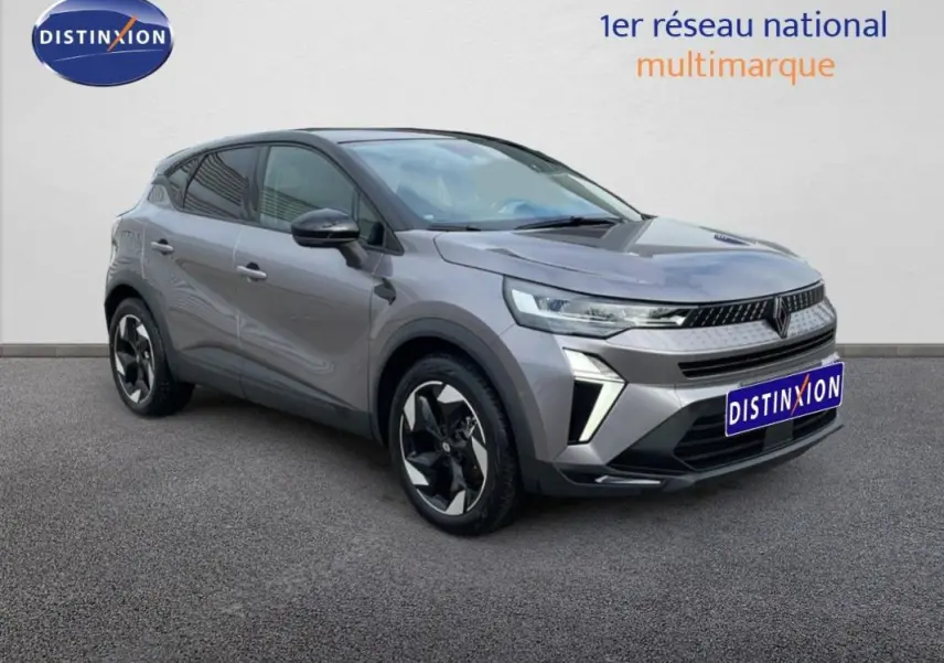Vue 3/4 avant d'un Renault Captur gris 2025 avec jantes aluminium 18 pouces et feux LED distinctifs.