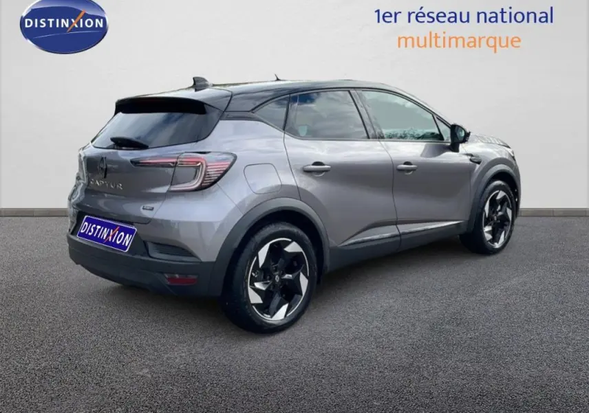 Renault Captur gris 3/4 arrière droit, jantes aluminium 18 pouces, toit noir et vitres teintées.