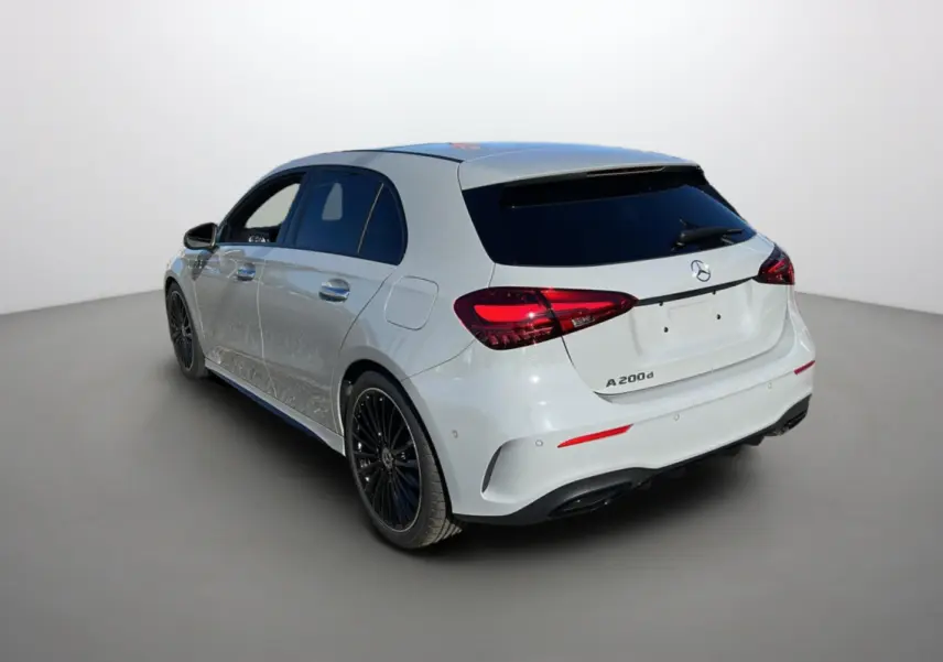 Vue 3/4 arrière droite d'une Mercedes Classe A 200d gris alpin avec vitres surteintées et jantes noires 19 pouces.