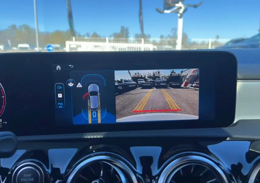 Vue intérieure du tableau de bord de la Mercedes Classe A 200D avec écran affichant la caméra de recul en marche.