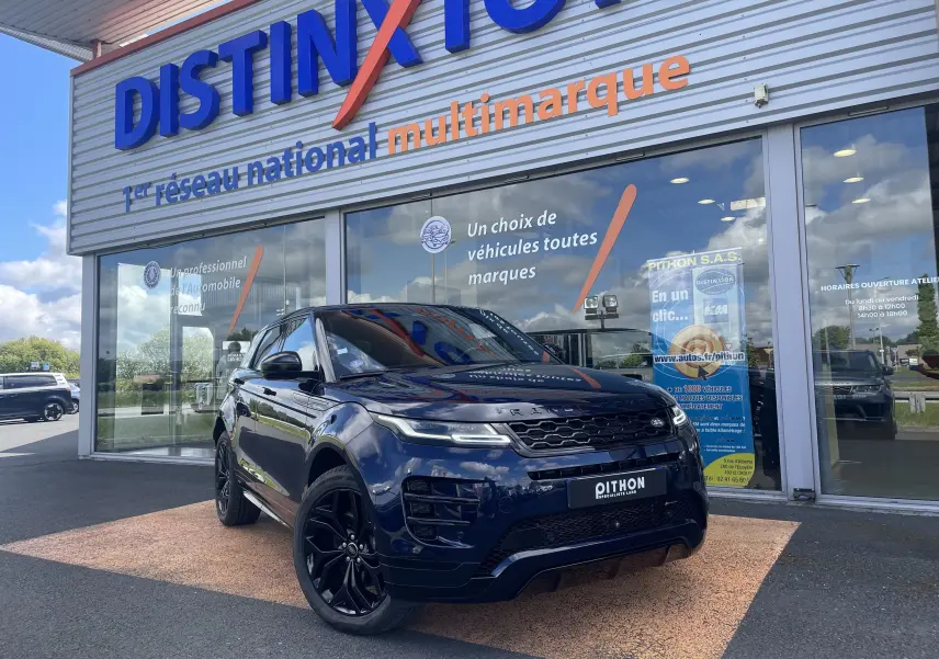 Vue 3/4 avant gauche du Range Rover Evoque P300E hybride rechargeable en bleu Portofino, avec jantes noires et calandre noire brillante.