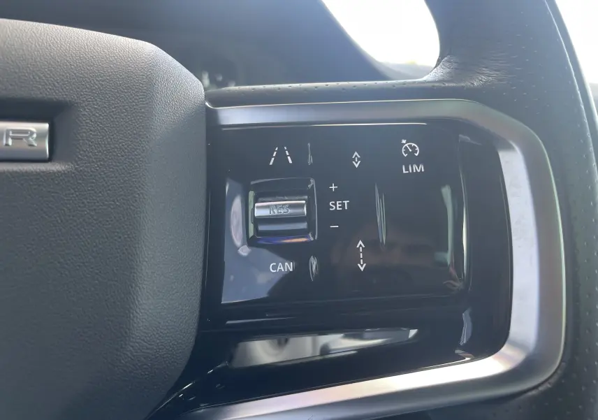 Détail du bouton de régulateur de vitesse sur le volant d'un Range Rover Evoque 2022, finition R-Dynamic.