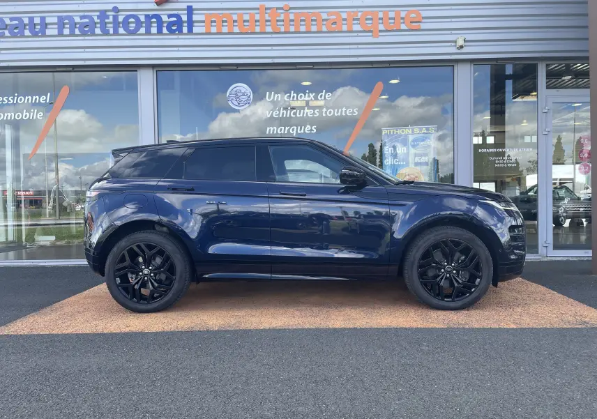 Vue de profil côté gauche d’un Range Rover Evoque 2022 hybride rechargeable en bleu Portofino avec jantes noires et vitres teintées.
