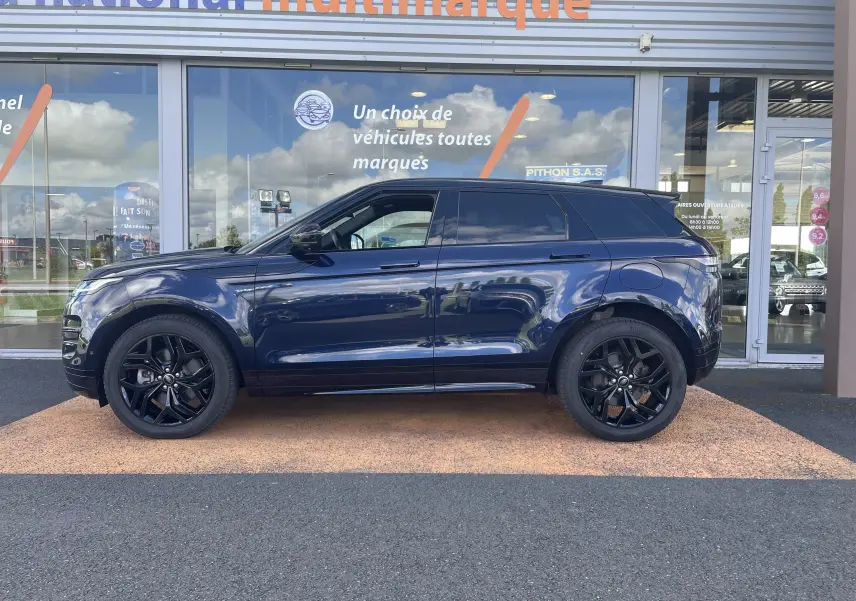 Vue de profil côté gauche d’un Range Rover Evoque 2022 hybride rechargeable en bleu Portofino avec jantes noires et vitres teintées.