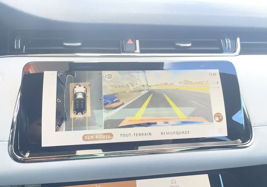 Écran central du Range Rover Evoque P300E montrant la caméra de recul et la vue 360° intérieure.