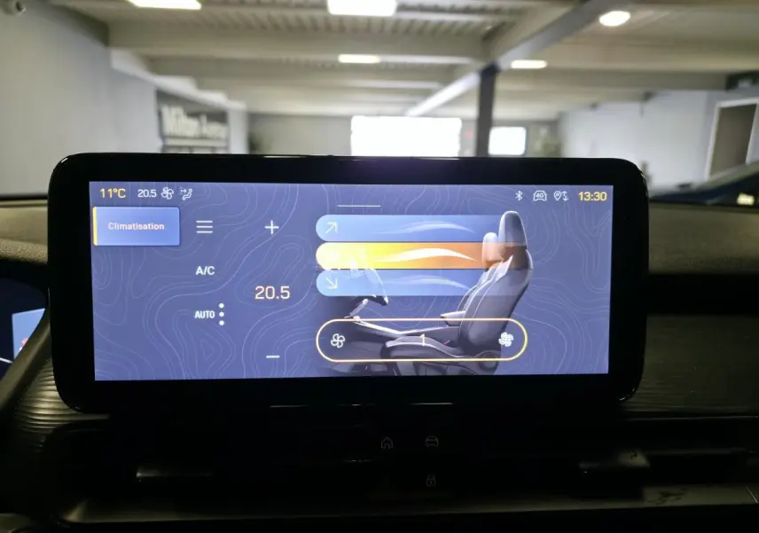 Écran tactile du système de climatisation du Jeep Avenger 2025 affichant la température à 20,5°C en intérieur.