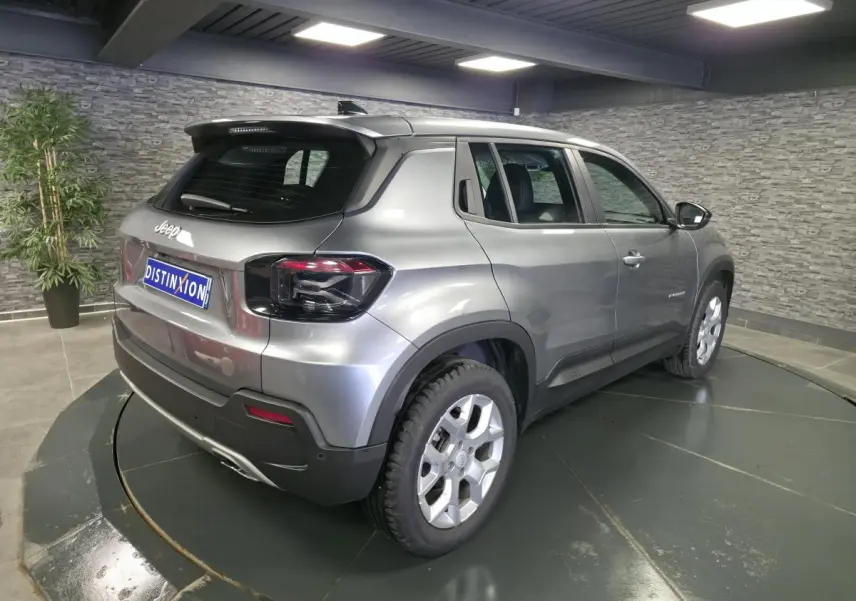 Jeep Avenger gris métallisé en 3/4 arrière droit, avec jantes alliage 17 pouces et feux arrière LED foncés.