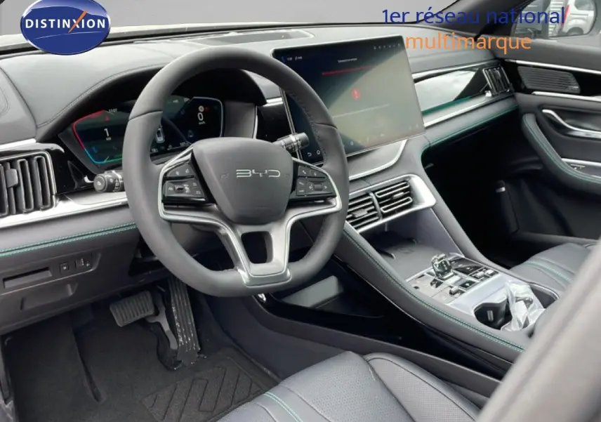 Vue intérieure côté conducteur du BYD SEAL U 2026 en gris, avec tableau de bord numérique et écran tactile central.