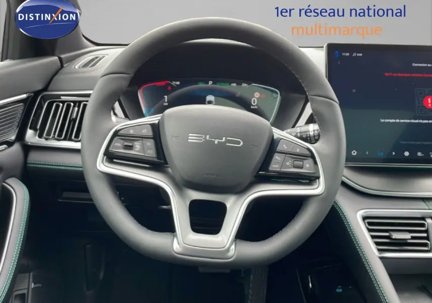 Vue frontale du volant noir du BYD SEAL U 2026 avec tableau de bord numérique et écran tactile central.