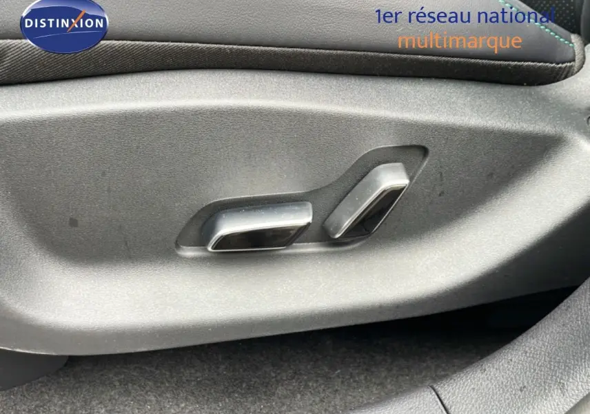 Détail des commandes de réglage électrique du siège côté conducteur du BYD SEAL U 2026 en finition Comfort.