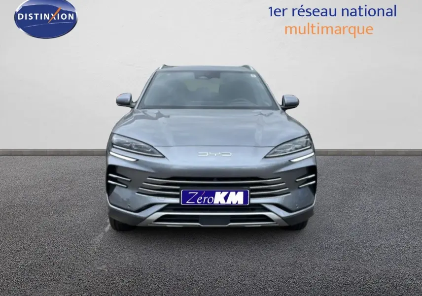 Vue avant du BYD SEAL U 2026 en gris métallisé avec calandre et phares LED fins, sur fond neutre extérieur.