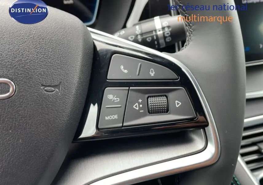 Gros plan sur les commandes au volant du BYD SEAL U 2026, finition Comfort, avec cuir noir et détails métalliques.