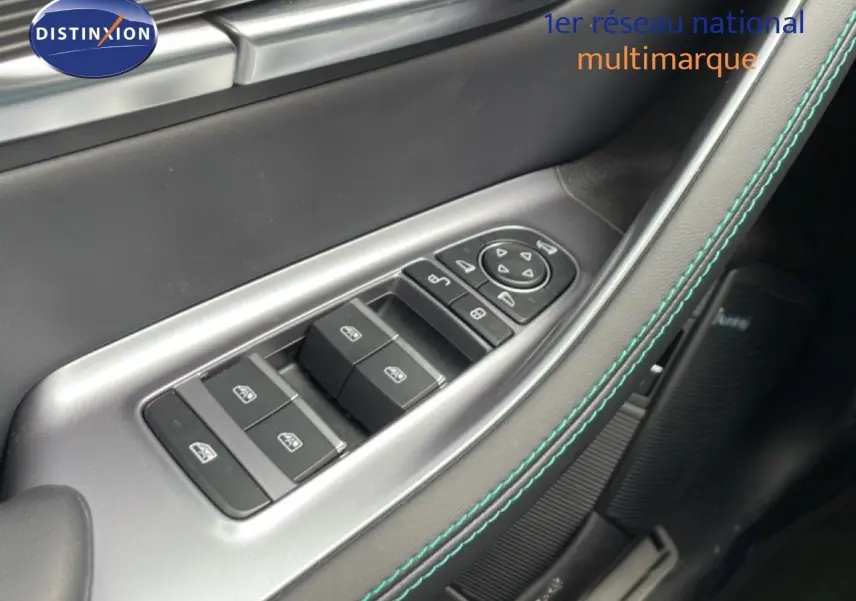 Détail des commandes de lève-vitres et rétroviseurs sur la porte côté gauche du BYD SEAL U 2026 en intérieur noir avec surpiqûres bleues.