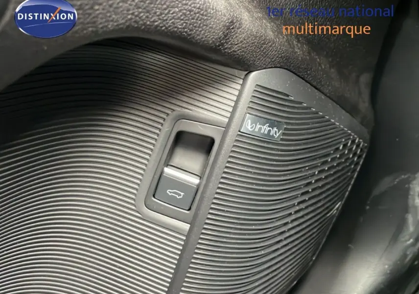 Détail intérieur montrant le bouton d'ouverture du coffre avec haut-parleur Infinity sur un BYD SEAL U gris.