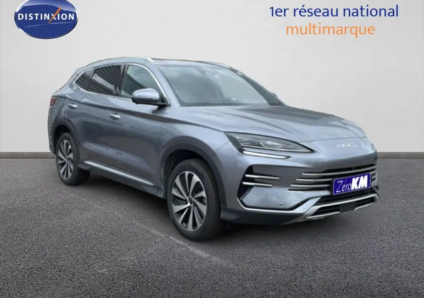 Vue 3/4 avant d’un BYD SEAL U hybride rechargeable gris métallisé avec calandre et phares LED modernes.