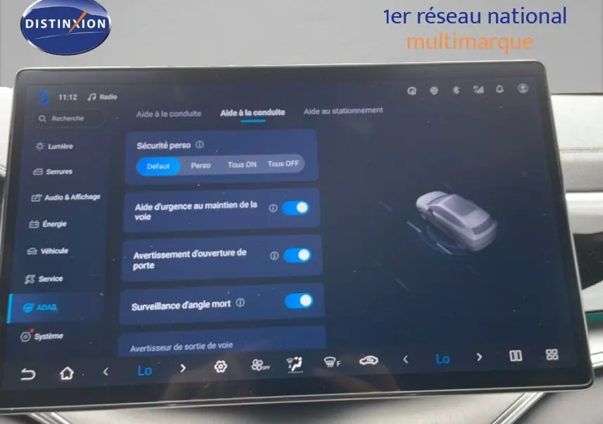 Écran tactile intérieur du BYD SEAL U 2026 affichant les aides à la conduite sur fond sombre, avec finition cuir noir visible.