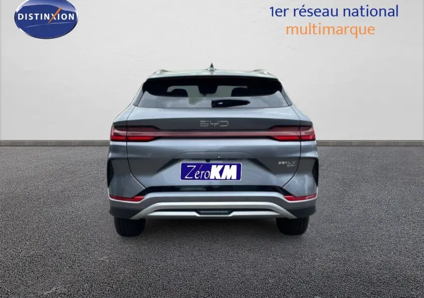 Vue arrière d’un BYD SEAL U hybride rechargeable en gris métallisé avec feux arrière horizontaux et logo BYD central.