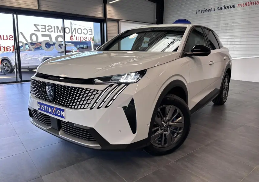 Peugeot 3008 blanc en 3/4 avant droit, avec calandre noire à motif géométrique et jantes alliage 18 pouces.