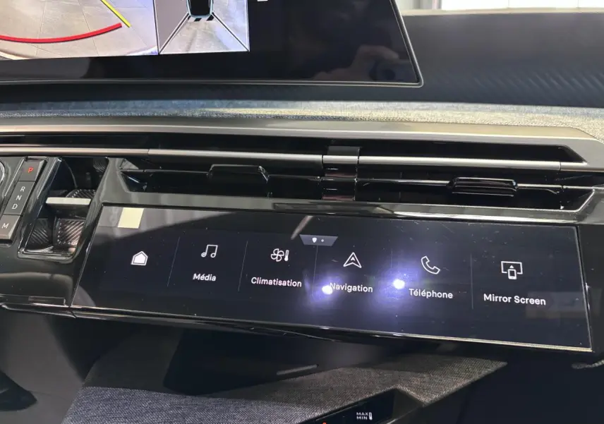 Vue rapprochée de la console centrale noire laquée du Peugeot 3008 blanc avec écran tactile multimédia et commandes digitales.