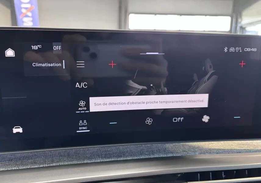 Écran tactile central du Peugeot 3008 blanc 2026 affichant le menu climatisation avec décor tissu Rimini chiné.