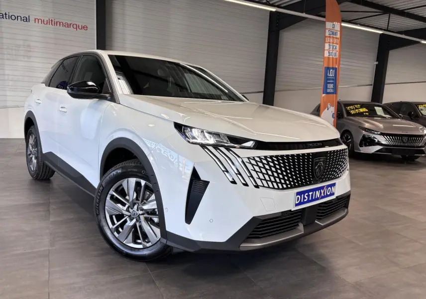 Peugeot 3008 blanc vue 3/4 avant en showroom, calandre noire laquée avec feux LED griffés distinctifs.