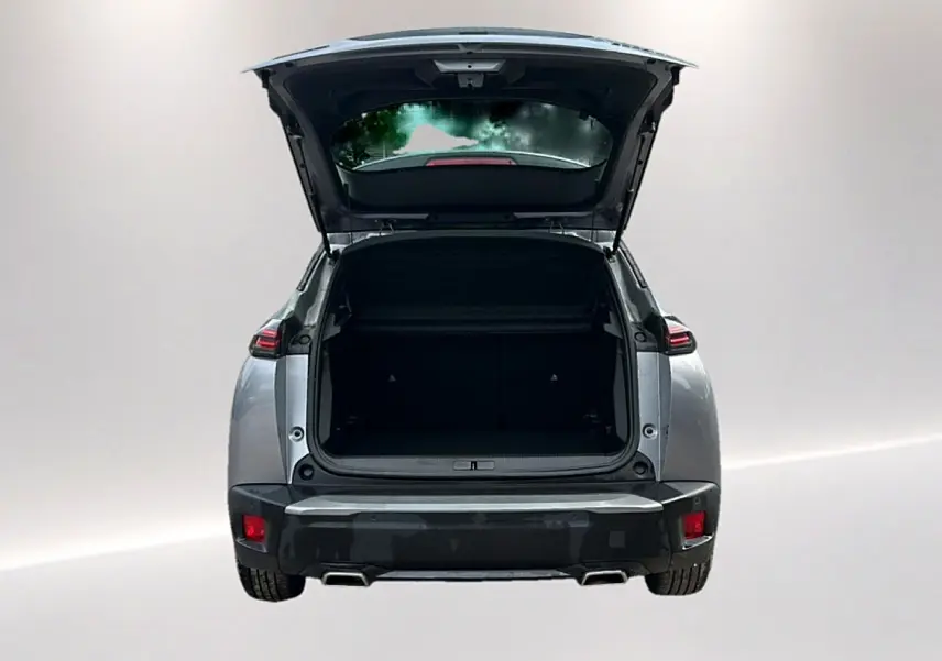 Vue arrière d'un Peugeot 2008 gris 2025 avec coffre ouvert et feux arrière LED visibles.