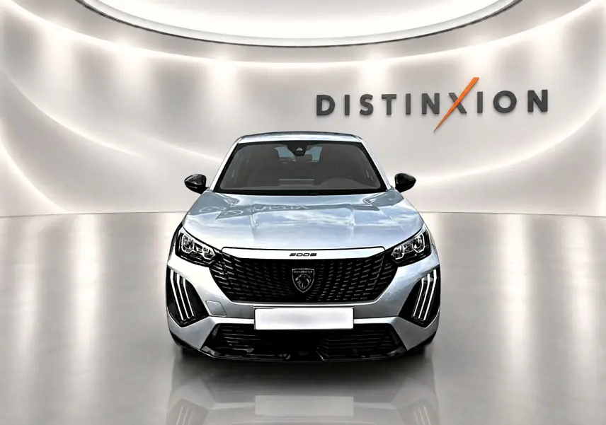 Peugeot 2008 gris vue de face, mettant en valeur sa calandre noire distinctive et ses phares LED.
