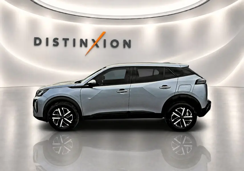 Peugeot 2008 gris en profil droit dans un showroom avec toit noir et jantes noires à motifs lumineux.