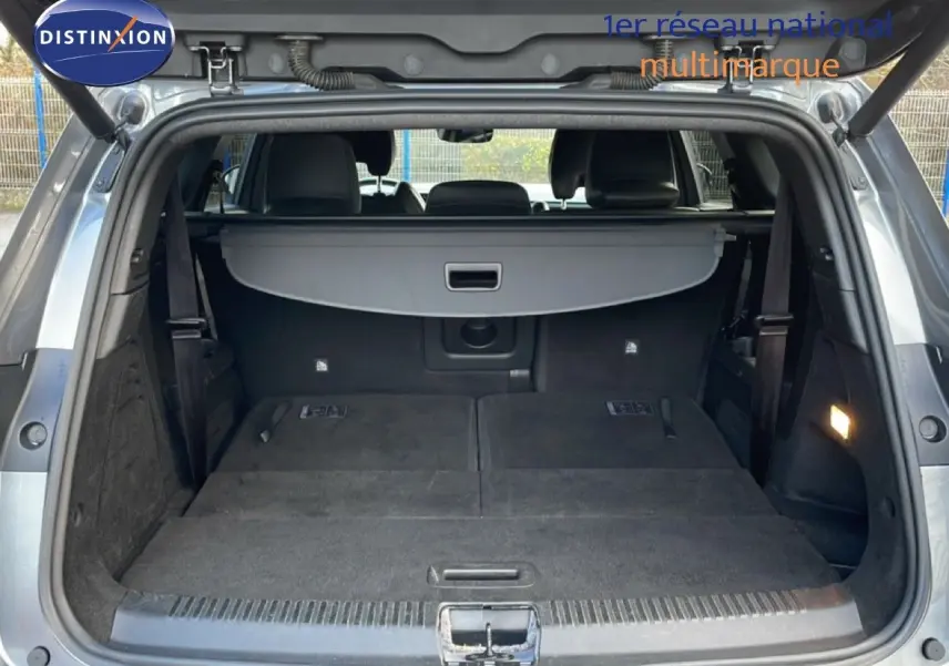 Coffre ouvert en vue arrière du Renault Espace gris schiste, plancher plat avec sièges rabattus et cache-bagages déployé.