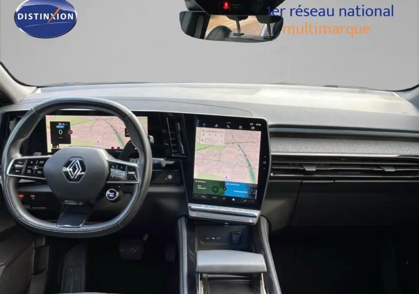 Intérieur Renault Espace 2024 en vue frontale, tableau de bord avec grand écran tactile et volant multifonction noir.