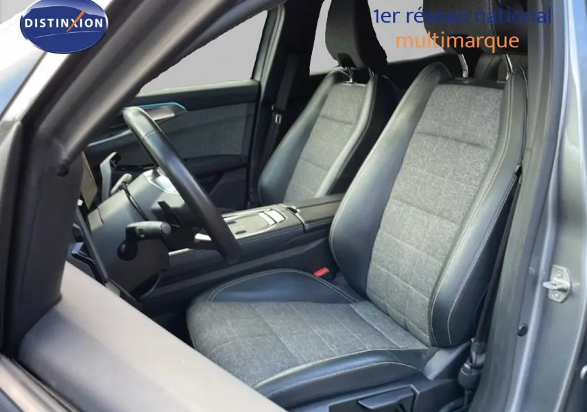 Vue intérieure côté conducteur du Renault Espace 2024 gris schiste, sièges tissu et cuir noir avec surpiqûres contrastées.