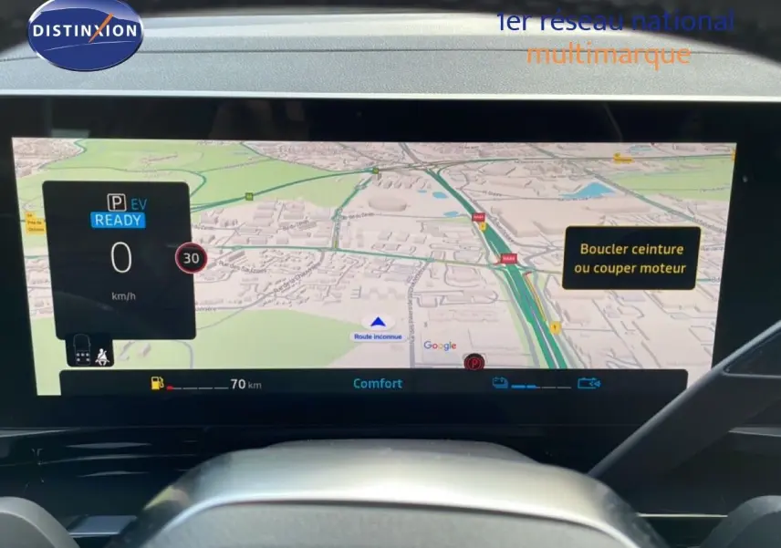 Vue intérieure du tableau de bord du Renault Espace VI hybride 2024, écran digital affichant la navigation et l'info vitesse.