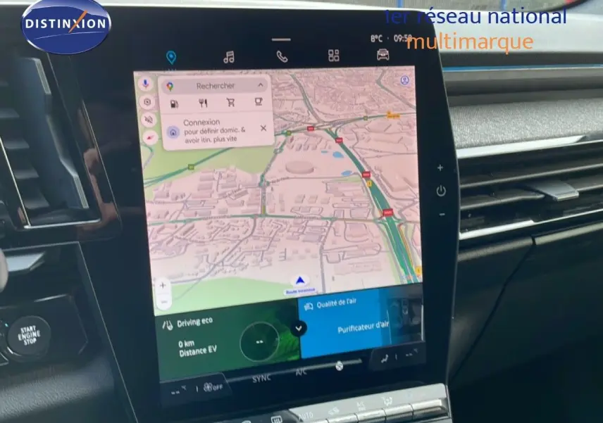 Vue intérieure du tableau de bord de la Renault Espace gris schiste 2024, avec écran tactile de navigation et commandes climatisation.