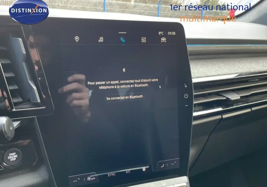 Vue intérieure centrée sur l'écran tactile du tableau de bord du Renault Espace gris schiste 2024, avec commandes visibles.