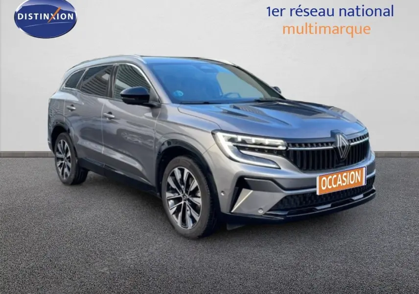 Renault Espace VI E-Tech gris schiste métal, vue 3/4 avant mettant en valeur ses optiques LED et sa calandre distinctive.