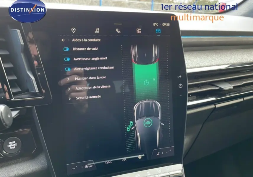 Écran tactile central du Renault Espace 2024 gris schiste, affichant les aides à la conduite dans l’habitacle.