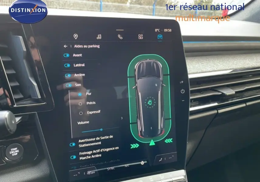 Écran central tactile du Renault Espace 2024 affichant les aides au parking, intérieur moderne et épuré.