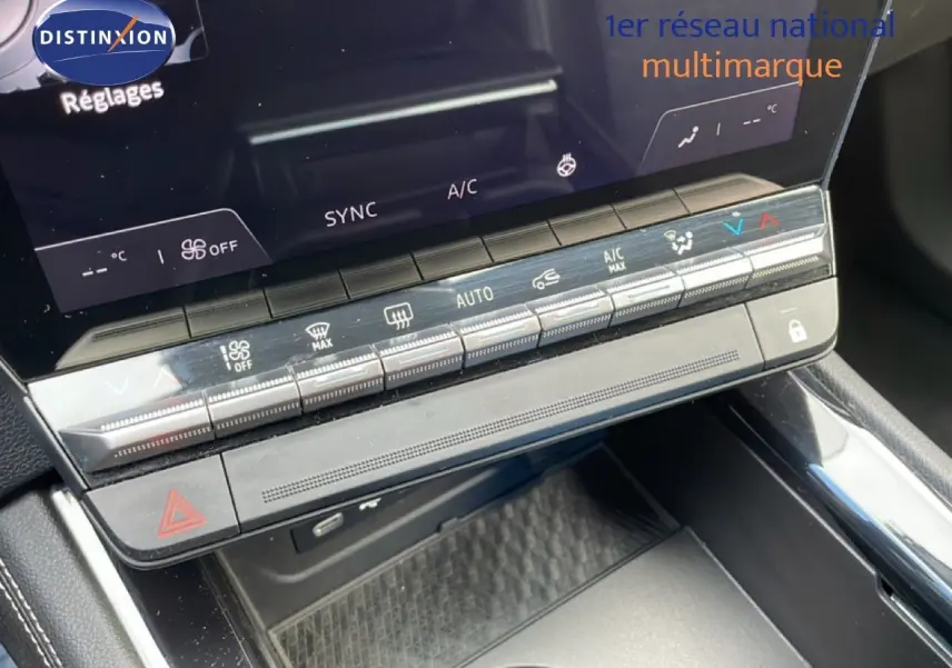Vue rapprochée de la console centrale du Renault Espace 2024, avec commandes climatisation et écran tactile.