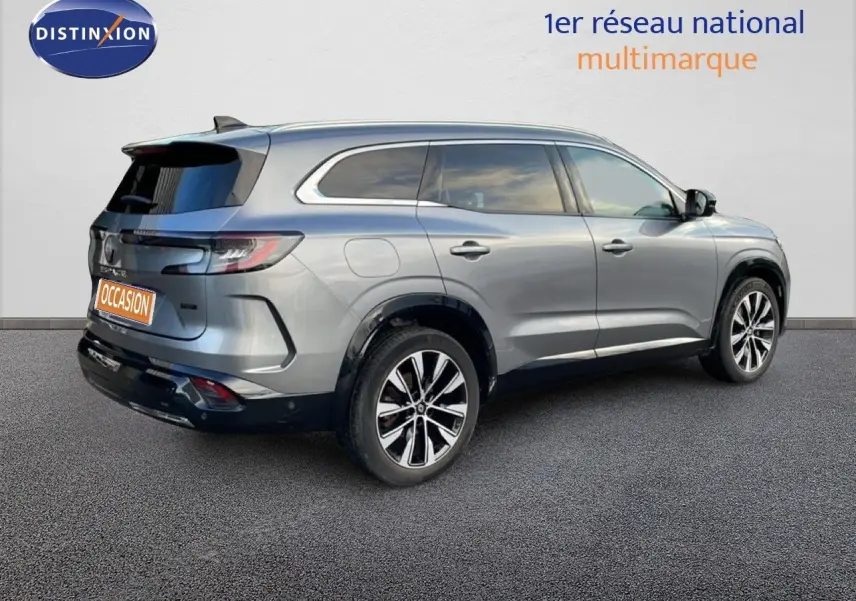 Renault Espace gris schiste métal vu en 3/4 arrière droit, soulignant ses jantes alliage et son hayon teinté.