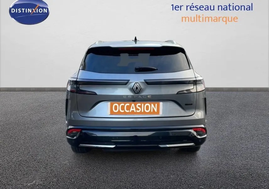 Vue arrière d'un Renault Espace gris schiste métallisé 2024 avec logo et feux LED horizontaux, en stationnement.