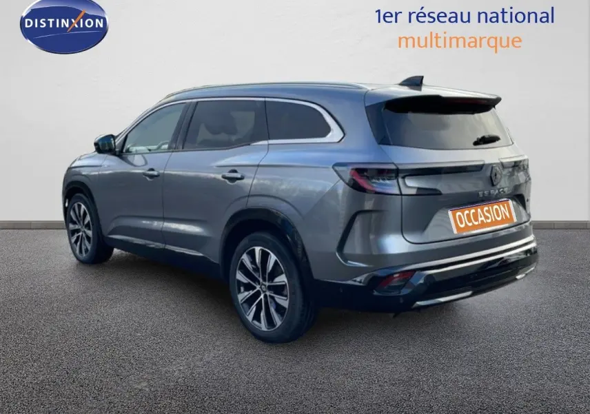 Vue 3/4 arrière droite d’un Renault Espace gris schiste métallisé 2024 avec jantes alliage et vitres teintées.