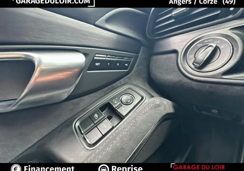 Gros plan sur la porte côté conducteur de la Porsche 911 Carrera GTS 2018, montrant les commandes des vitres et des phares.