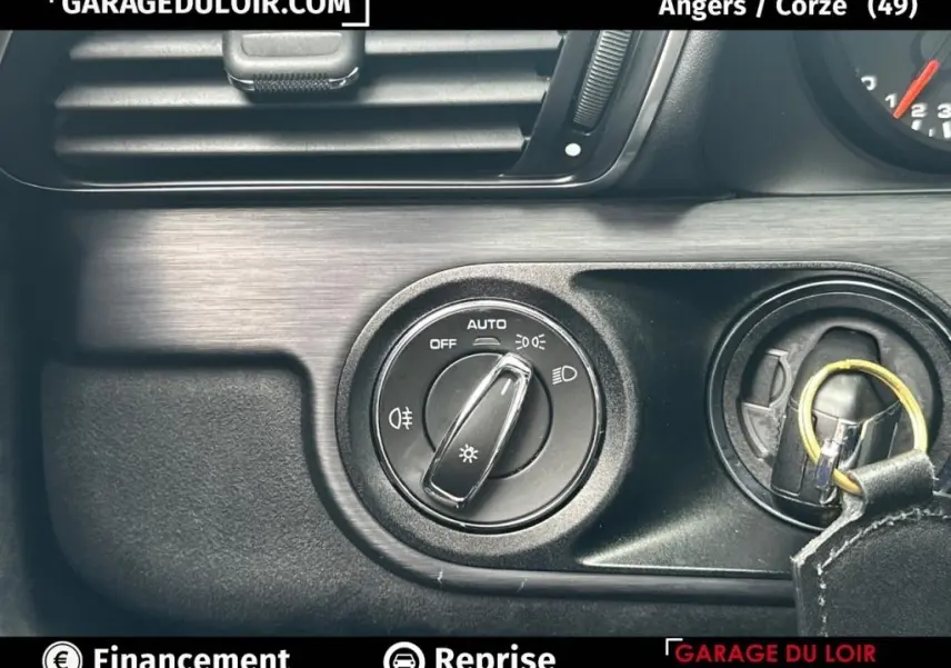 Gros plan sur le bouton de commande des phares et l'allumage de la Porsche 911 Carrera GTS Coupé 2018, intérieur noir.