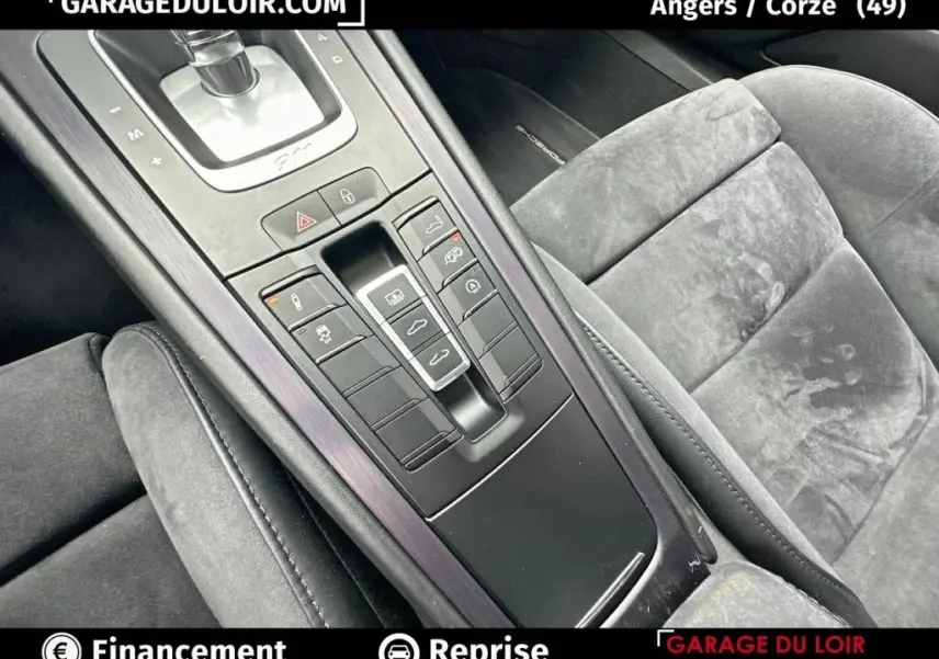 Vue rapprochée de la console centrale et siège en alcantara gris d'une Porsche 911 Carrera GTS Coupé 2018.