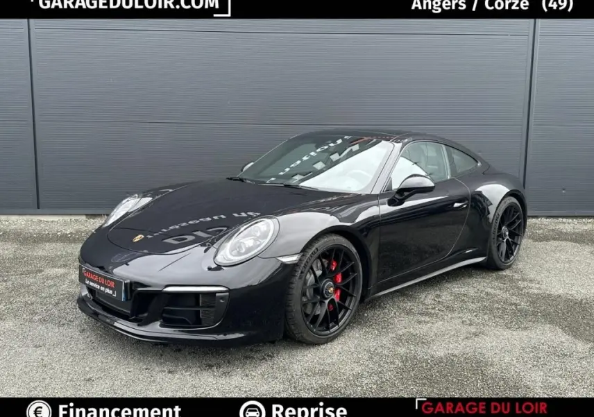 Vue 3/4 avant droite d'une Porsche 911 Carrera GTS Coupé noire avec jantes noires et étriers rouges.