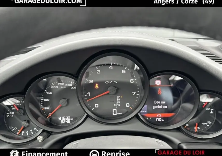 Vue rapprochée du tableau de bord noir de la Porsche 911 Carrera GTS Coupé 2018, affichant compte-tours central GTS et écran multifonctions.