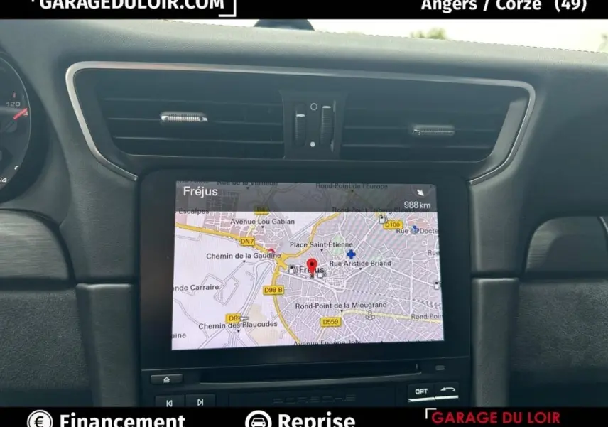 Vue rapprochée de l'écran tactile de navigation affichant une carte dans l'habitacle noir d'une Porsche 911 Carrera GTS Coupé.