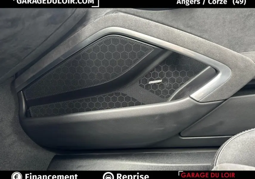 Gros plan sur la porte intérieure droite noire de la Porsche 911 Carrera GTS Coupé avec haut-parleur Bose intégré.