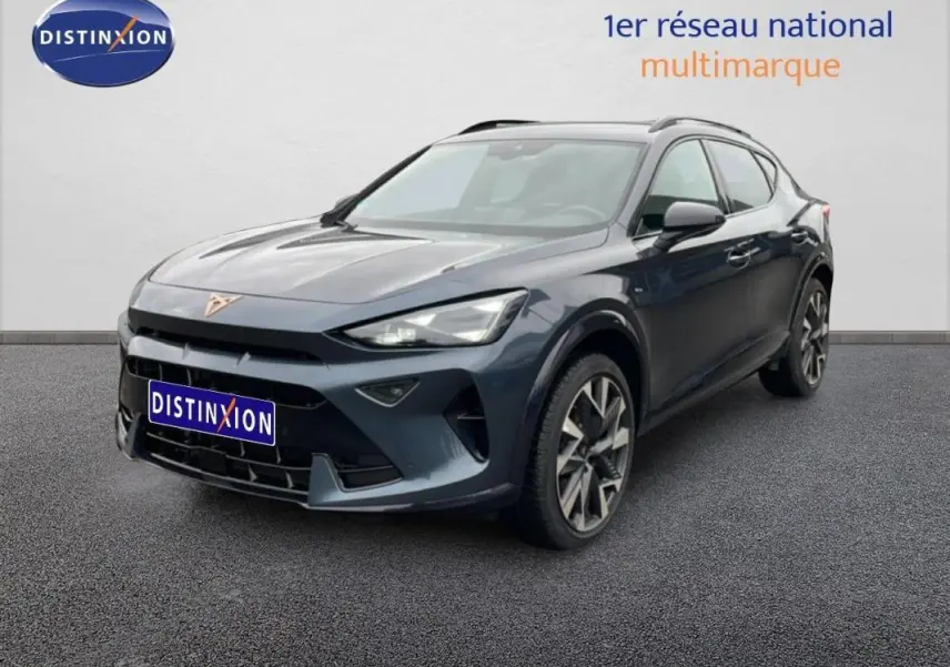 Vue 3/4 avant droite d'un CUPRA Formentor gris avec barres de toit et jantes aluminium distinctives.