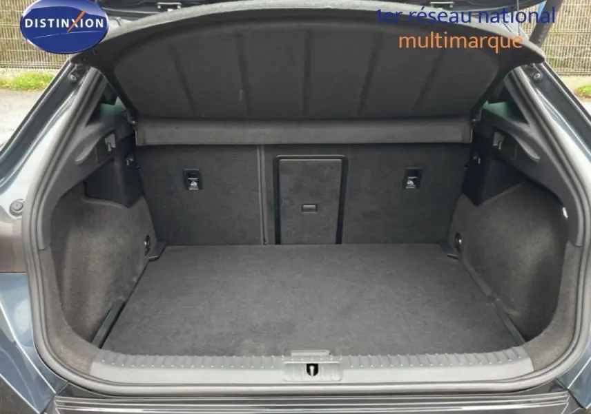 Coffre ouvert d’un CUPRA Formentor gris 2025, vue arrière montrant un espace de chargement propre et spacieux.